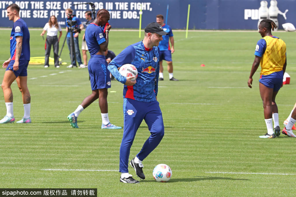 德甲球队莱比锡备战新赛季
德甲球队莱比锡备战新赛季